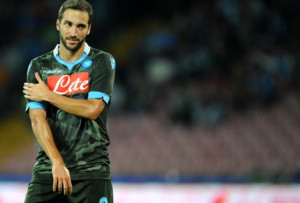 La maglia 'mimetica' porta bene. Vola il Napoli con Higuain