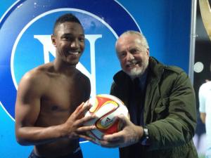 De Laurentiis regala il pallone a de Guzman